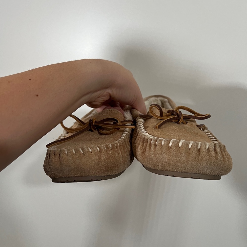 Minnetonka Leather Moccasin Slippers in Tan Size Women’s 9 - Picture 5 of 8